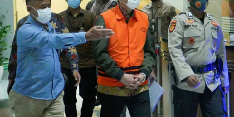 Wakil Ketua DPR Azis Syamsuddin memakai rompi oranye usai menjalani pemeriksaan di Gedung KPK. (Foto: Antara)