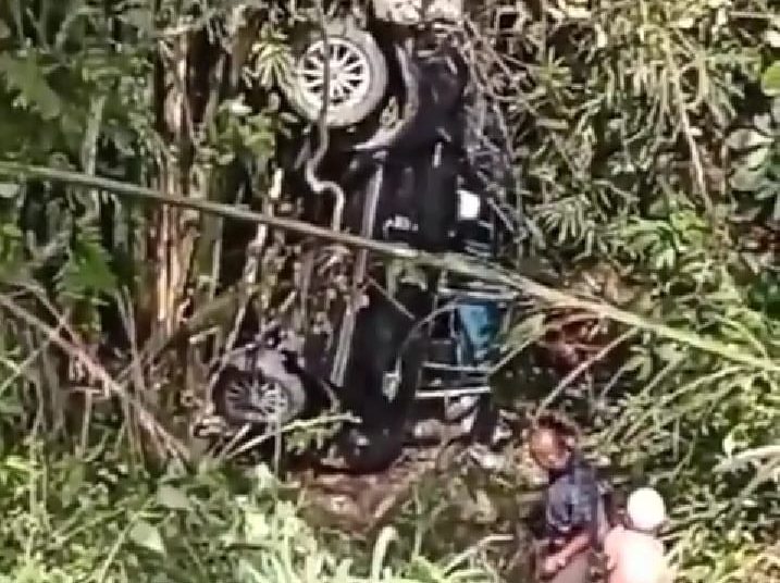 Mobil terjun ke jurang di kelok Marcedes Perbatasan Kecamatan  IV Koto dan Matur Kabupaten Agam, Minggu (10/10/2021) siang.