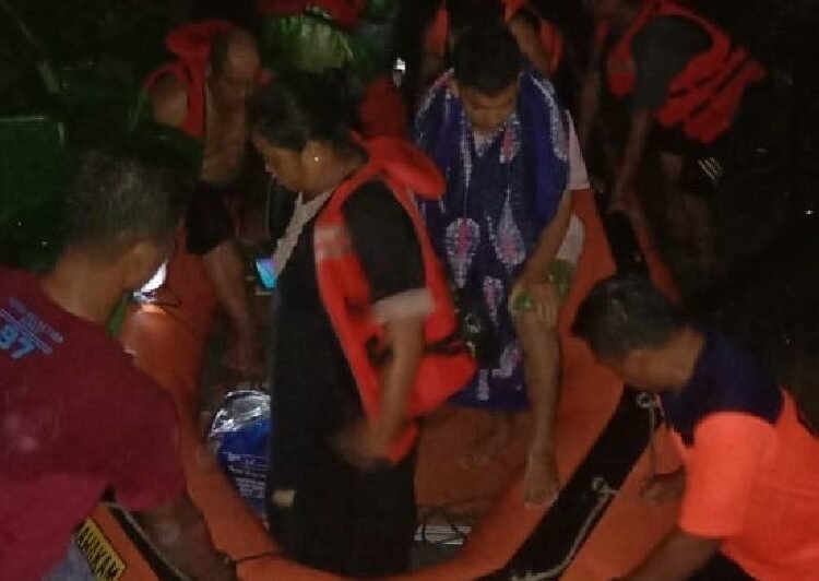 Evakuasi korban banjir di Pesisir Selatan, Sabtu (30/10/2021) Foto: Ist