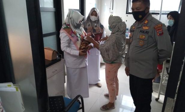 Bayi yang ditemukan warga dirawat di Puskesmas Kayu Tanam (Ist)