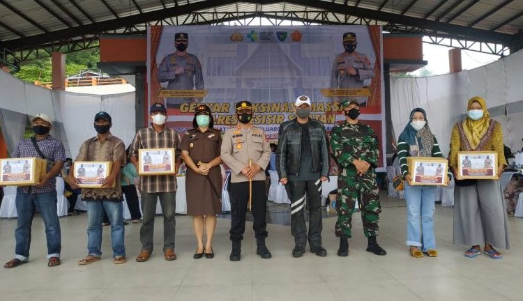 Kapolda Sumbar Irjen Pol Teddy Minahasa Putra menghadiri vaksinasi Covid-19 di TPI Carocok Anau Tarusan, Kecamatan Koto XI, Kabupaten Pesisir Selatan, Sabtu (2/10/2021).