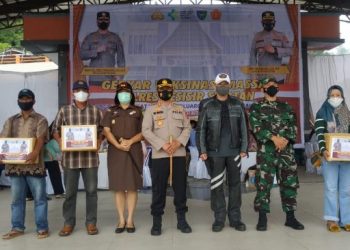 Kapolda Sumbar Irjen Pol Teddy Minahasa Putra menghadiri vaksinasi Covid-19 di TPI Carocok Anau Tarusan, Kecamatan Koto XI, Kabupaten Pesisir Selatan, Sabtu (2/10/2021).