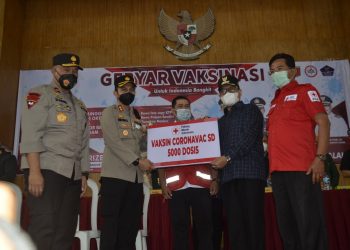 PMI Sumbar serahkan 5.000 dosis Coronavac SD untuk Agam. (Foto: AMC)