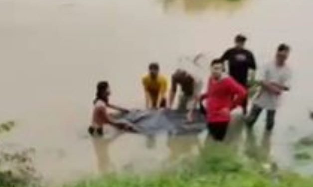 Warga mengevakuasi jasad korban tenggelam di Lubuk Ubai, Pesisir Selatan, Senin (18/10/2021) sekitar pukul 17.30 WIB