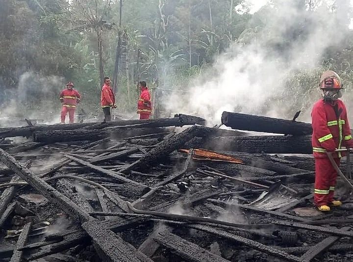 Rumah Gadang terbakar di Jorong Lasi Mudo, Nagari Lasi, Kecamatan Canduang, Kabupaten Agam, Kamis (11/11/2021). Foto: Dok. Damkar Agam