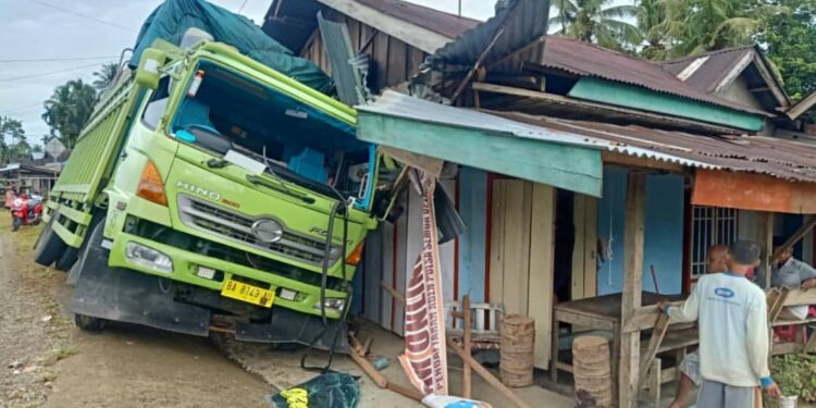 Truk tabrak rumah di Pesisir Selatan (Ist)