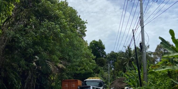 Kecelakaan di Jalan Lintas Padang-Painan di kawasan Bukit Lampu, Kelurahan Gates, Kecamatan Lubuk Begalung Kota Padang  Kamis (11/11/2021)