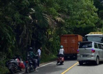 Kecelakaan di Jalan Lintas Padang-Painan di kawasan Bukit Lampu, Kelurahan Gates, Kecamatan Lubuk Begalung Kota Padang  Kamis (11/11/2021)