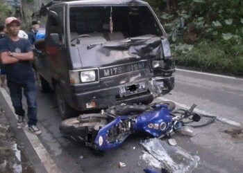 Tabrakan sepeda motor dan Mitsubishi L300 di Jalan Raya Bukittinggi-Pasaman Km 10, di Jorong Batang Palupuh, Nagari Koto Rantang, Kabupaten Agam,  Minggu (31/10/2021). Foto: Dok. Polres Bukittinggi