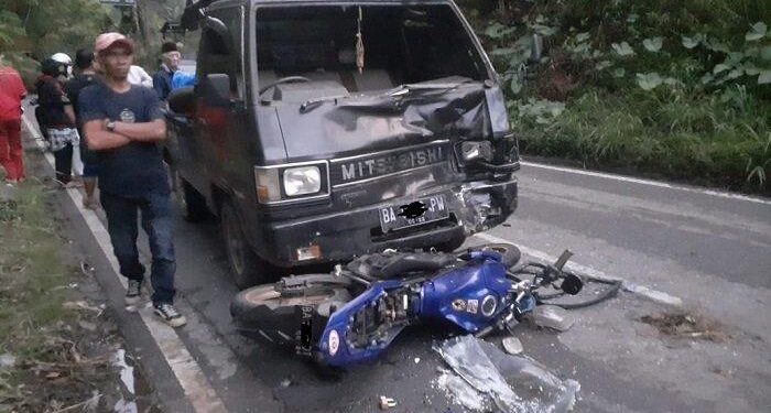 Tabrakan sepeda motor dan Mitsubishi L300 di Jalan Raya Bukittinggi-Pasaman Km 10, di Jorong Batang Palupuh, Nagari Koto Rantang, Kabupaten Agam,  Minggu (31/10/2021). Foto: Dok. Polres Bukittinggi