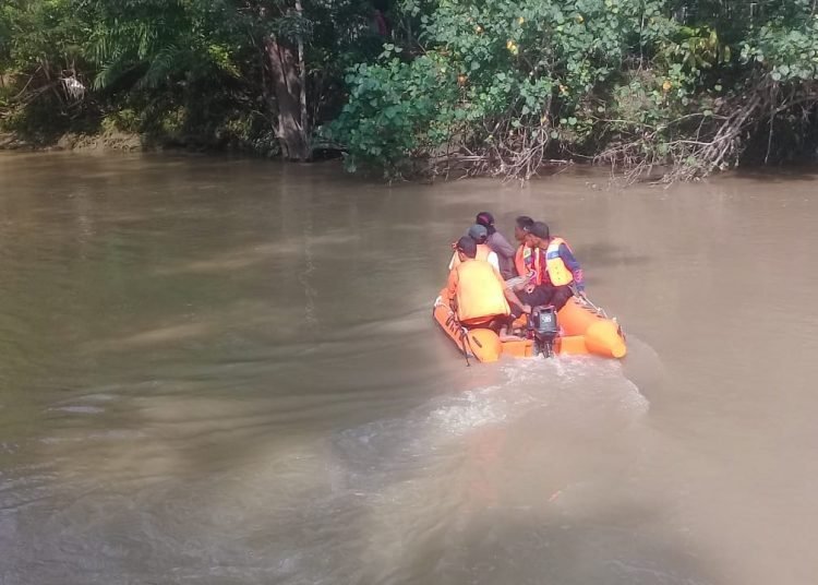 Petugas BPBD Agam melakukan pencarian korban (Ist)