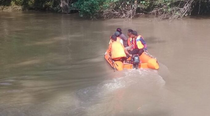 Petugas BPBD Agam melakukan pencarian korban (Ist)