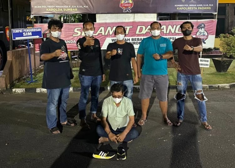 Pelaku dan barang bukti (Dok. Polresta Padang)