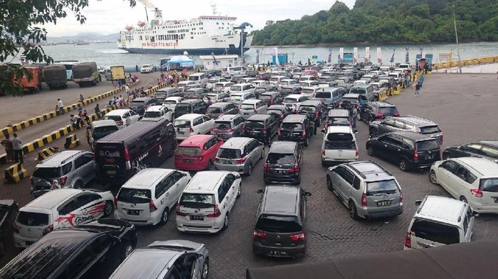 Antrean Panjang Di Merak-Bakauheni, ASDP Dinilai Gagal Kelola Pelabuhan ...