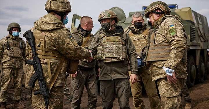 Presiden Ukraina, Volodymyr Zelensky saat menyapa para militer Ukraina di medan pertempuran. (ist)