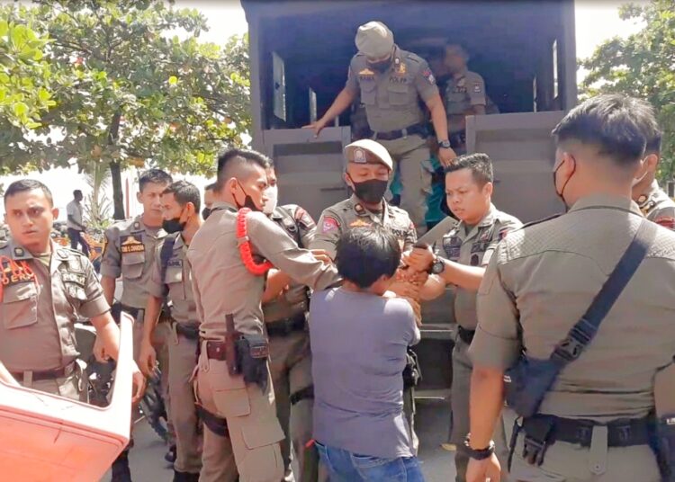 PKL dan petugas bentrok saat penertiban di Pantai Padang, Jumat (24/6/2022)