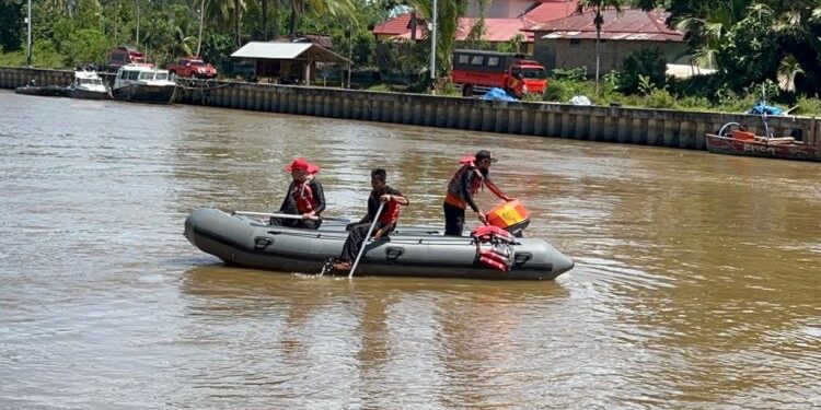 Tim Basarnas Padang saat menyisiri sungai Batang Tapakis, Padang Pariaman, Senin (13/6/2022)(Foto: dok. Basarnas Padang)