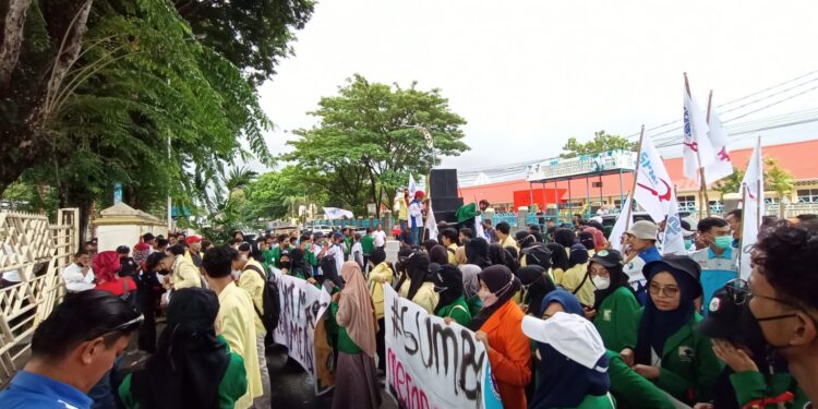 Aksi  mahasiswa di Kantor Gubernur Sumbar, Rabu (15/6/2022). Foto: Fajar