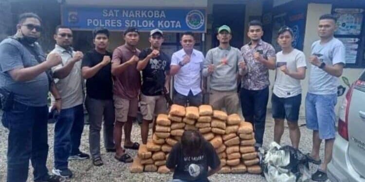 Pelaku dan bukti diamankan di Mapolres Solok (Ist)