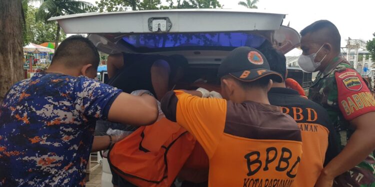 Tim Basarnas memasukkan korban ke dalam ambulans usai ditemukan (Foto: Basarnas Padang)