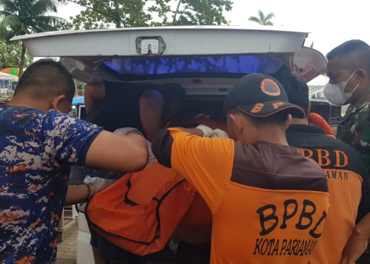 Tim Basarnas memasukkan korban ke dalam ambulans usai ditemukan (Foto: Basarnas Padang)