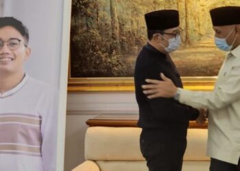 Gubernur Sumatera Barat, Mahyeldi Ansharullah saat bertakziah ke kediaman Ridwan Kamil, Selasa (7/6/2022) malam. (Foto : Humas Pemprov Sumbar)