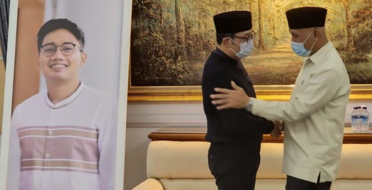 Gubernur Sumatera Barat, Mahyeldi Ansharullah saat bertakziah ke kediaman Ridwan Kamil, Selasa (7/6/2022) malam. (Foto : Humas Pemprov Sumbar)