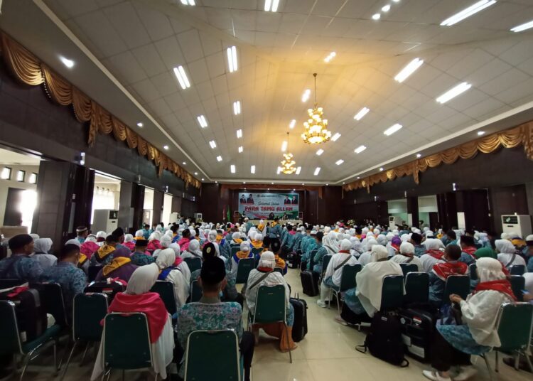 Suasana Acara Pelepasan Calon Jamaah Haji Kloter 1 di Aula Asrama Haji Embarkasi Padang, Kelurahan Parupuk Tabing, Kecamatan Koto Tangah, Kota Padang, Jumat (3/6/2022).