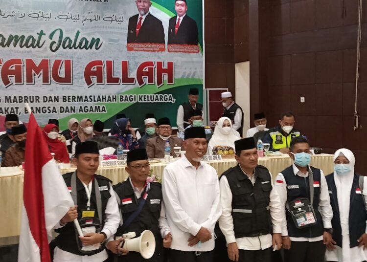 Gubernur Sumatera Barat, Mahyeldi Ansharullah melepas Calon Jemaah Haji (CJH) Kloter 1 Embarkasi Padang, Sabtu (4/6/2022) di Aula Asrama Haji, Tabing, Kota Padang (Fajar/Sumbarkita.id)