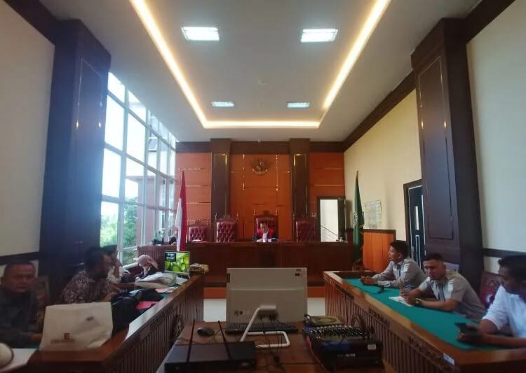 Suasana pembacaan putusan hakim dalam sidang Praperadilan Wakil Ketua DPRD Kota Padang, Ilham Maulana di PN Padang, Senin (20/6/2022)