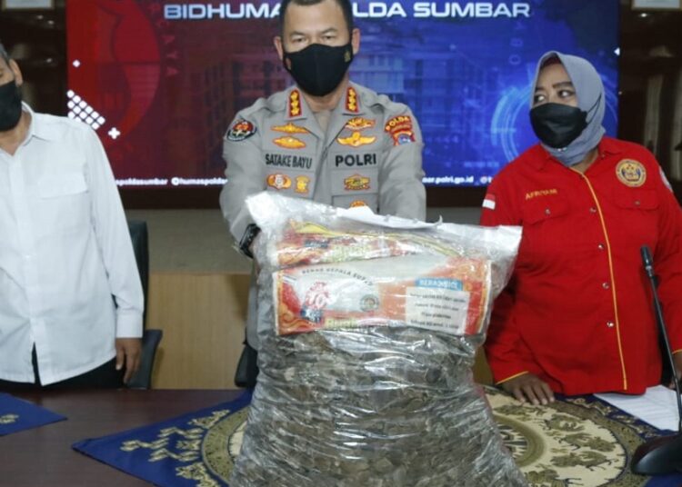 Barang bukti sisik trenggiling yang diamankan