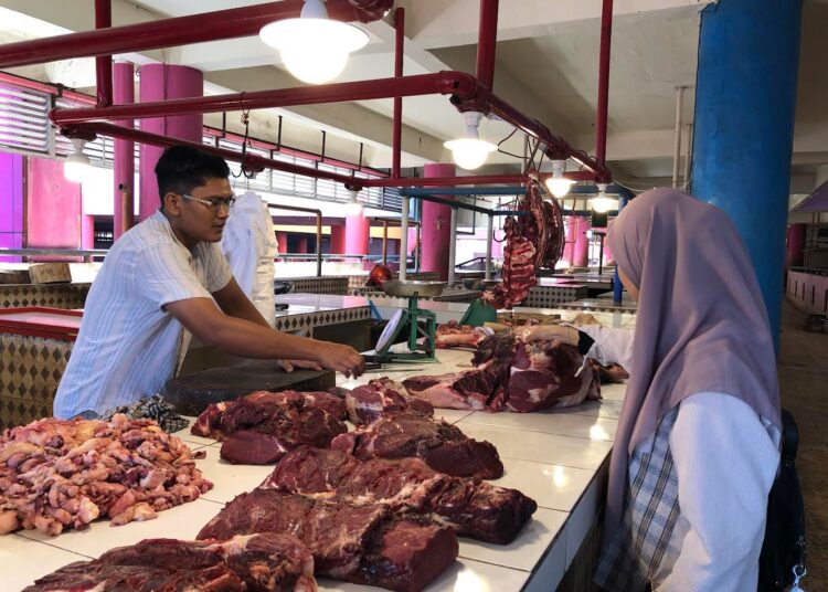 Pedagang daging di Pasar Raya Padang (Foto: Rahmat Idris)