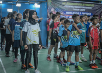 Para Atlet saat pembukaan Kejurprov Bulu Tangkis 2022 di GOR Bulu Tangkis Benteng Sport, Padang. (Foto: Humas Pemprov Sumbar)