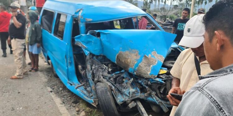 Angkot ringsek usai tabrakan dengan truk di Jalan Raya Bukittinggi-Payakumbuh, Rabu (13/7/2022)