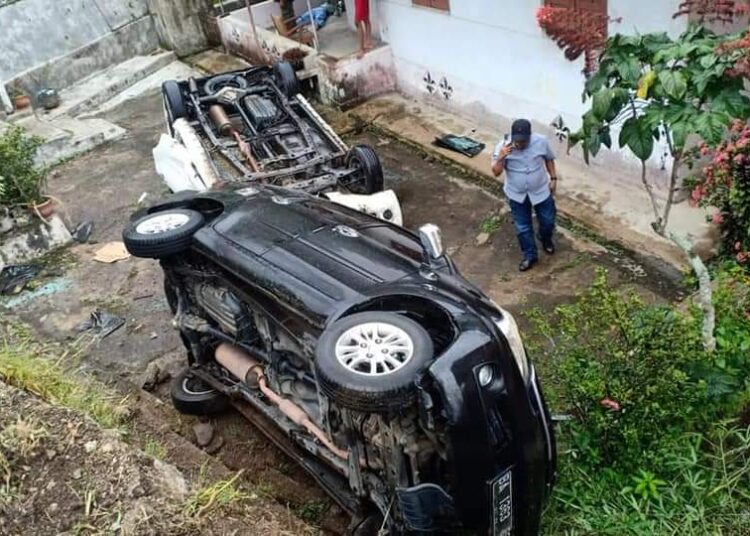 Dua mobil terjun ke pekarangan rumah warga di Batipuh, Tanah Datar. (Foto: IST)