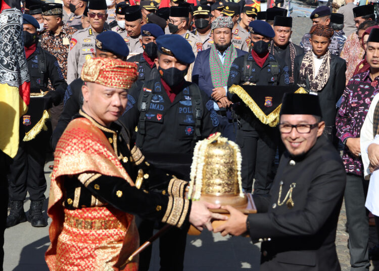 Kapolda Sumbar, Irjen Pol Teddy Minahasa saat menyerahkan benda pusaka kerajaan Pagaruyung kepada Bupati Tanah Datar, Eka Putra, Jumat (1/7/2022)