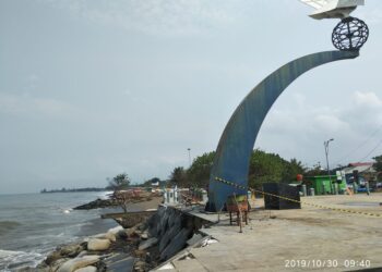 Abrasi yang terjadi di Tugu Merpati Perdamaian, Taman Muarao Lasak, Kota Padang beberapa waktu lalu. (Foto: net)