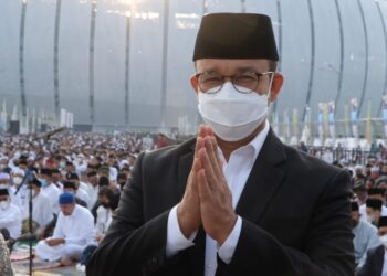 Gubernur DKI Jakarta Anies Baswedan melaksanakan salat Idul Fitri di Jakarta International Stadium (JIS), Tanjung Priok, Jakarta Utara pada Senin (2/5/2022). (Int)