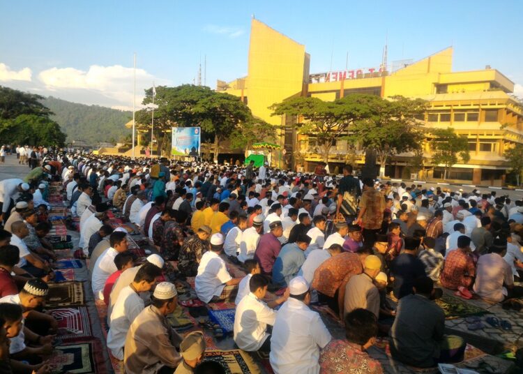 Seribuan orang ikut salat iduladha di Plaza Pt Semen Padang (ilustrasi)