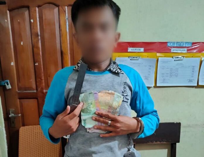 Polsek Bukittinggi amankan M setelah tertangkap basah melakukan pencurian kotak amal Masjid Al Akram di SMA Negeri 1 Bukittinggi. (Foto: net)