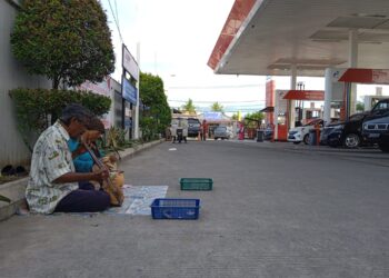 Zainal dan Yusni Pelaku Seni Rabab saat ditemui di SPBU Ampang Kota Padang. (foto: Rian/SumbarKita)