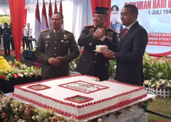 Kapolda Sumbar, Teddy Minahasa bersama Wakil Gubernur Sumbar, Audy Joinaldi dan Danrem 032 Wirabraja, Brigadir Jenderal TNI Purmanto saat prosesi pemotongan kue dalam Puncak HUT Bhayangkara Ke-76 di Istano Rajo Basa Pagaruyung. (Foto: Fajar/SumbarKita)