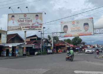 Papan reklame yang sudah kadaluarsa yang masih terpampang di Simpang Alai, Kota Padang (Fajar/ Sumbarkita.id)