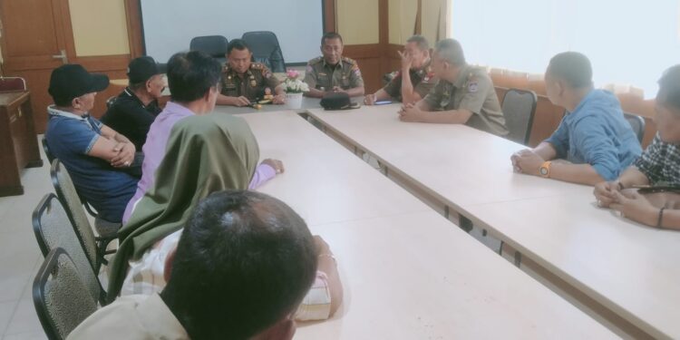 Satpol PP Padang membantu mediasi warga yang bertikai terkait akses penutupan jalan oleh salah satu warga