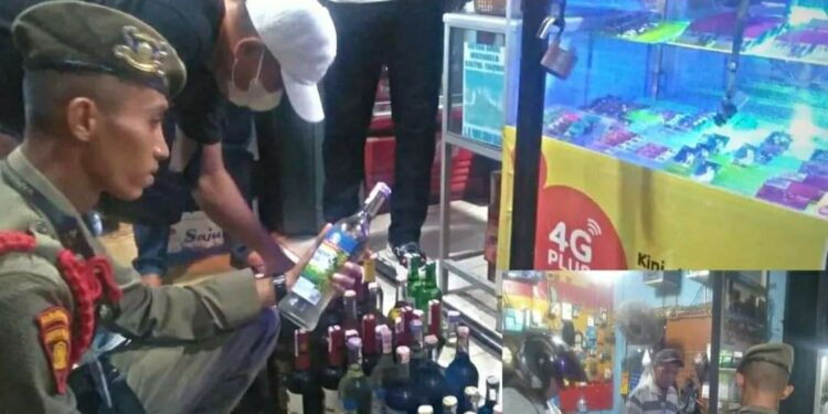 Satpol PP Padang Sita Puluhan Botol Minuman Beralkohol  Tak Berizin. (Foto: Dok. Humas Satpol PP Padang)