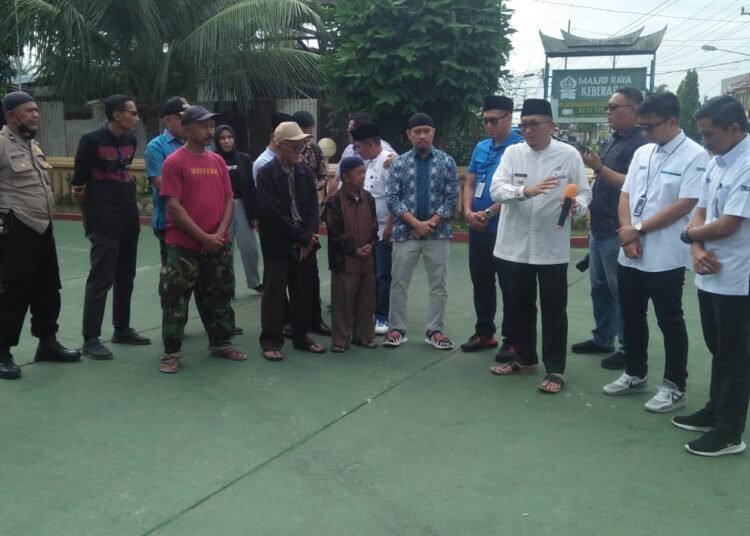 Walikota Padang, Hendri Septa menyalurkan sapi kurban ke Masjid Raya Kebenaran
