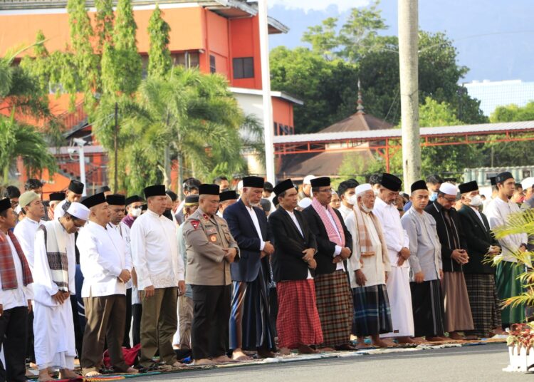 Pelaksanaan Salat Iduladha di Halaman Kantor Gubernur Sumbar, Minggu (10/7/2022). (Foto: Dok. Humas Kanwil Kemenag Sumbar)