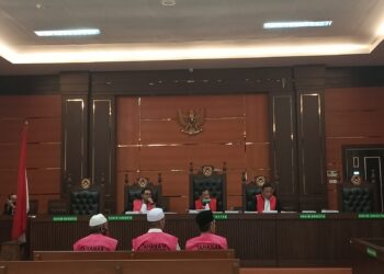 Tiga tersangka kasus korupsi dana hibah KONI Padang jalani sidang perdana di Pengadilan Negeri Kelas IA Padang, Senin (11/7/2022). (SumbarKita/Idris)