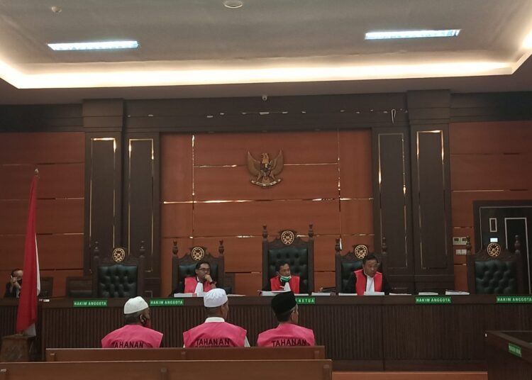 Tiga tersangka kasus korupsi dana hibah KONI Padang jalani sidang perdana di Pengadilan Negeri Kelas IA Padang, Senin (11/7/2022). (SumbarKita/Idris)
