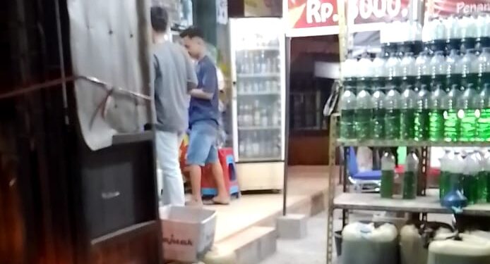 Warung yang sebelumnya dirazia Satpol PP kembali menjual minuman beralkholoh. (SumbarKita/Rian)